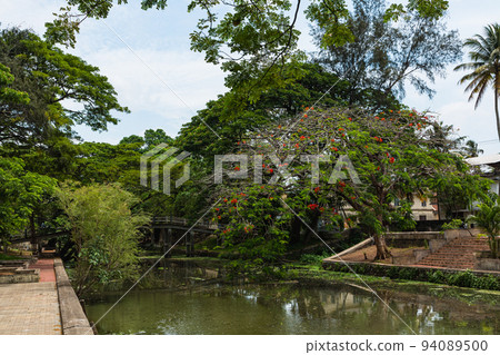 Vada canal flowing through the city of Alappuzha in Kerala, India 94089500