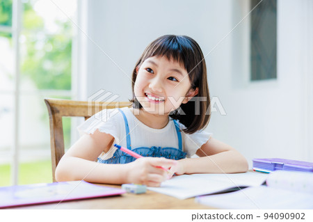 在家學習的小學女孩 94090902