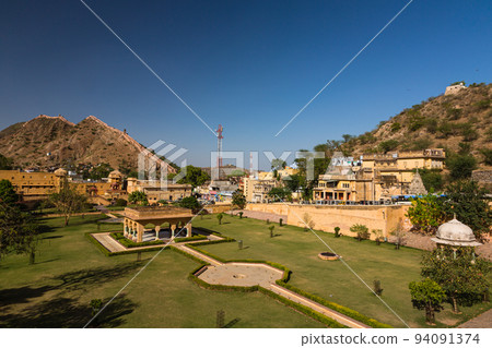 印度齋浦爾琥珀堡旁邊的莫臥兒風格花園和齋加爾堡的牆壁 94091374