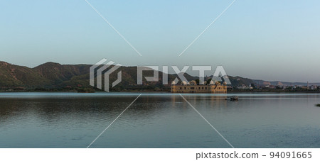 Jal Mahal，印度齋浦爾曼薩加爾湖上的一座水上宮殿。 94091665
