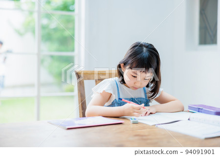 Elementary school girl studying at home Elementary school girl studying at home 94091901