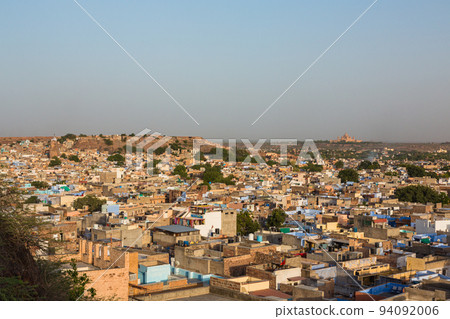 從印度焦特布爾的 Mehrangarh 堡山看老城的城市景觀 從印度焦特布爾的 Mehrangarh 堡山看老城的城市景觀 94092006