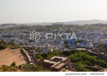 從印度焦特布爾 Mehrangarh 堡的宮殿看老城的城市景觀 從印度焦特布爾 Mehrangarh 堡的宮殿看老城的城市景觀 94092044