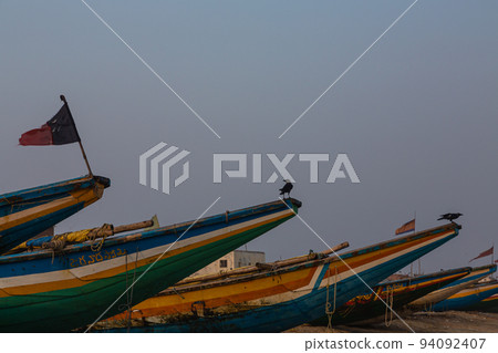 印度普里海灘上排著長隊的小船 94092407