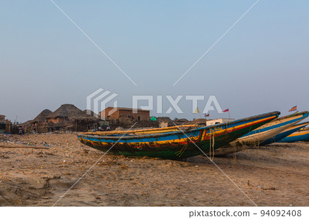印度普里海灘上排著長隊的小船 印度普里海灘上排著長隊的小船 94092408