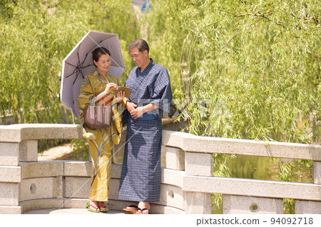 浴衣、老年夫婦、溫泉之旅、智能手機、觀光景點 94092718