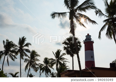 印度科瓦蘭海灘棕櫚樹和燈塔 印度科瓦蘭海灘棕櫚樹和燈塔 94093049