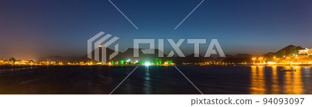 印度烏代浦爾 Faye Sagar 湖的夜景 94093097