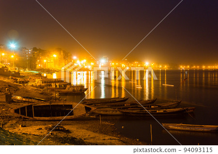 印度瓦拉納西聖恒河沿岸的夜景 印度瓦拉納西聖恒河沿岸的夜景 94093115
