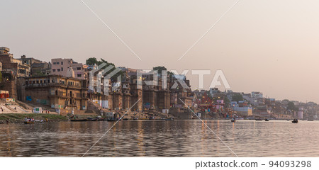 印度瓦拉納西清晨，人們在恒河和沿河的高止山脈沐浴 94093298