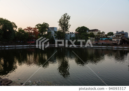 印度瓦拉納西的城市景觀 印度瓦拉納西的城市景觀 94093317
