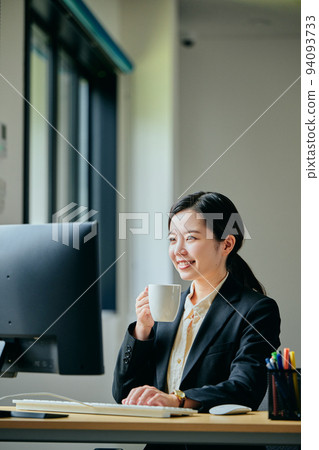 年輕女子在辦公室喝咖啡 94093733