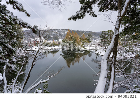 Winter trip to Kanazawa Kenrokuen, a tourist attraction covered in fresh snow 94093821