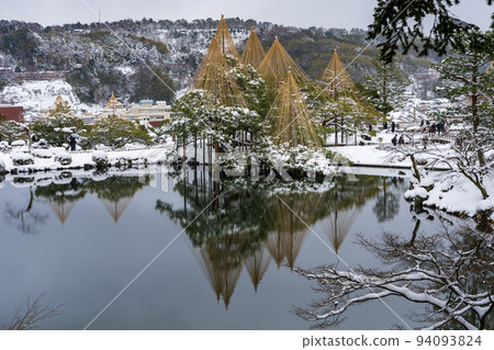 金澤兼六園的冬季之旅,一個被新雪覆蓋的旅遊勝地 金澤兼六園的冬季之旅,一個被新雪覆蓋的旅遊勝地 94093824