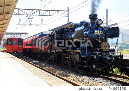 蒸汽機車人吉和木葉 200 系列有軌電車在玉名站排隊 94094168