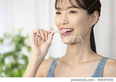 女人手裡拿著一個喉舌 94094500