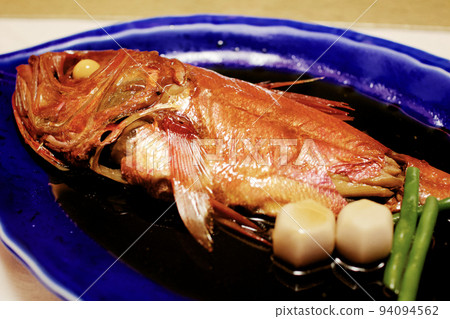 藍盤上煮沸的阿方西諾看起來很美味的日本料理 日本料理 94094562