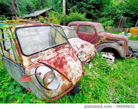 A decayed car A decayed car 94094652