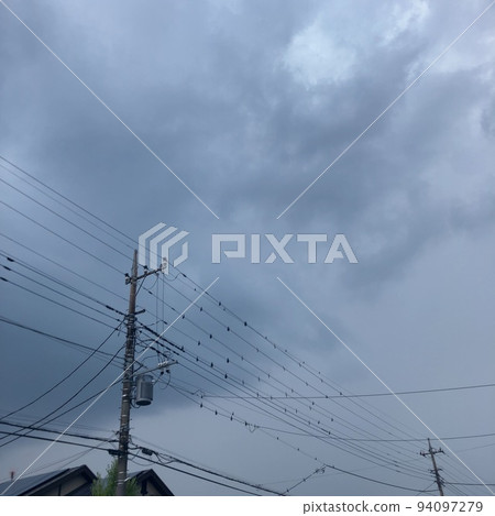 電線桿和多雲天空 94097279