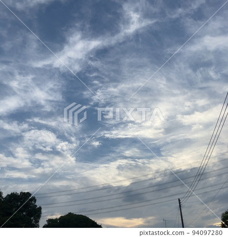 多雲的天空在晚上 94097280