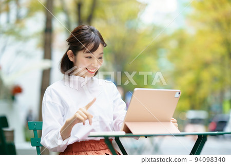 一個穿著辦公室休閒服在戶外工作的女人 94098340