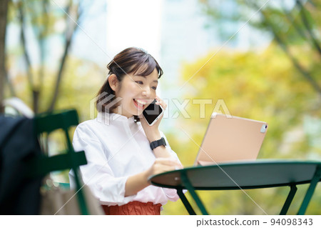 一個穿著辦公室休閒服在戶外工作的女人 94098343