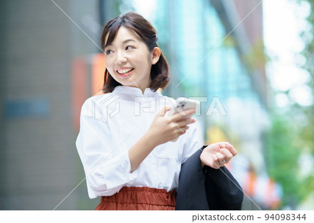 一個穿著辦公室休閒服在戶外工作的女人 94098344