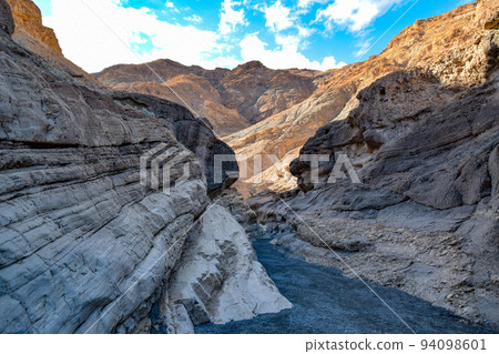 Mosaic Canyon in Death Valley National Park (California, USA) Mosaic Canyon in Death Valley National Park (California, USA) 94098601