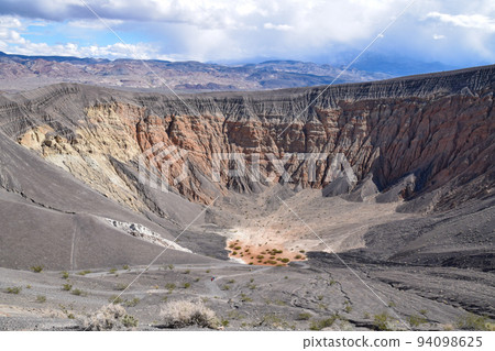 死亡谷國家公園的烏貝貝火山口（美國加利福尼亞州） 94098625