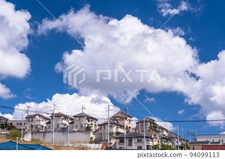 《神奈川縣》橫濱市附近夏日天空的住宅區 《神奈川縣》橫濱市附近夏日天空的住宅區 94099113