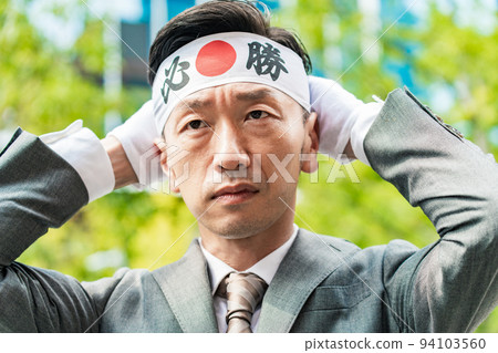 一個穿著西裝的男人,頭上纏著頭帶 一個穿著西裝的男人,頭上纏著頭帶 94103560