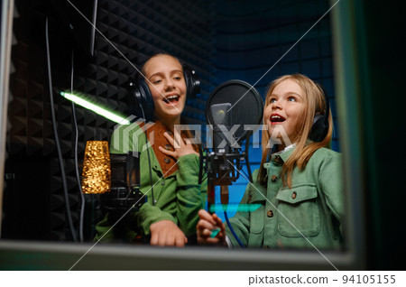 Kids singing in record studio 94105155