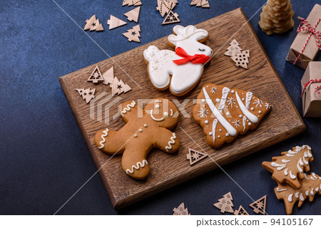 Delicious gingerbread cookies with honey, ginger and cinnamon Delicious gingerbread cookies with honey, ginger and cinnamon 94105167