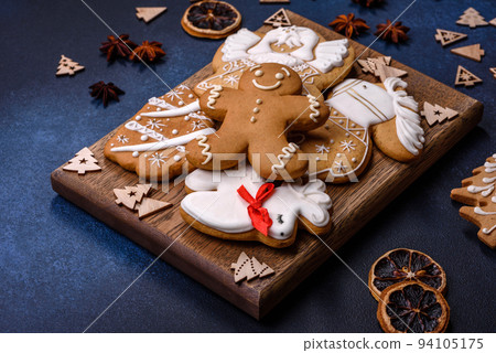 Delicious gingerbread cookies with honey, ginger and cinnamon Delicious gingerbread cookies with honey, ginger and cinnamon 94105175