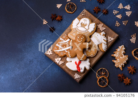 Delicious gingerbread cookies with honey, ginger and cinnamon 94105176