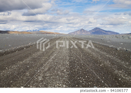 Dirt road along central highlands of Iceland. 94106577