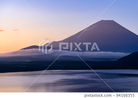 (Yamanashi Prefecture) The silhouette of Mt. Fuji dyed in the morning glow and the superb view from Lake Motosu 94108355
