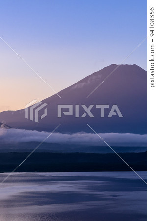 (Yamanashi Prefecture) The silhouette of Mt. Fuji dyed in the morning glow and the superb view from Lake Motosu 94108356