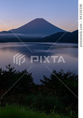 （山梨縣）日出天空和顛倒的富士山/本栖湖 94108396