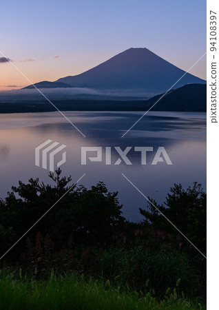 (山梨縣)日出天空和顛倒的富士山/本栖湖 (山梨縣)日出天空和顛倒的富士山/本栖湖 94108397