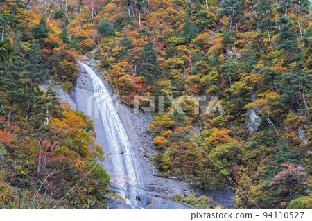 秋田縣/安須瀑布下大雨時，左側出現“白絲瀑布（*評論）” 94110527