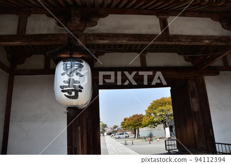 Kyoto City, Kyoto Prefecture, Japan, Toji Temple in spring, with a charming old gate and splendid lanterns on both sides 94112394