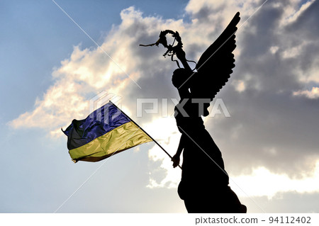 the silhouette of the monument of independence in Kharkov, Ukraine 94112402