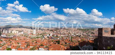 從土耳其首都安卡拉老城的一座小山上看安卡拉城堡的城牆 94113415