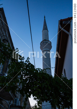 土耳其馬爾馬里斯黃昏時分照亮的城市景觀和清真寺尖塔 94113480