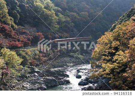 京都秋葉嵯峨野電車和山穀保津京車站廣場 京都秋葉嵯峨野電車和山穀保津京車站廣場 94116318