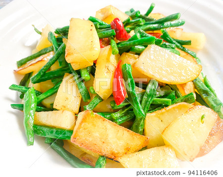 中國家常菜,炒豆角(中國炒豇豆和土豆) 中國家常菜,炒豆角(中國炒豇豆和土豆) 94116406