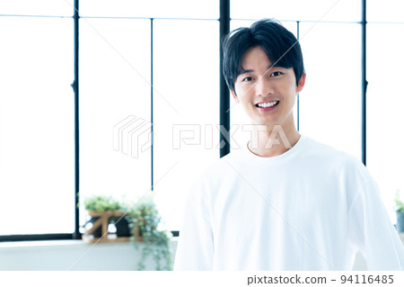 A smiling man 94116485