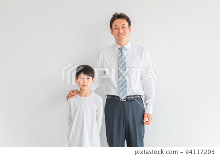 小學生和西裝男（導師、父親） 94117203