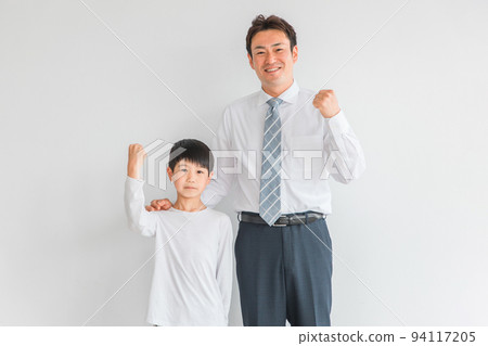 小學生和穿西裝的男人(導師、父親、膽量姿勢) 小學生和穿西裝的男人(導師、父親、膽量姿勢) 94117205